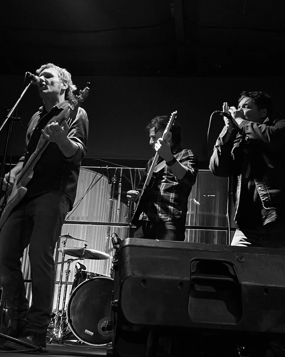 Banda de música en vivo tocando en un escenario en Mendoza
