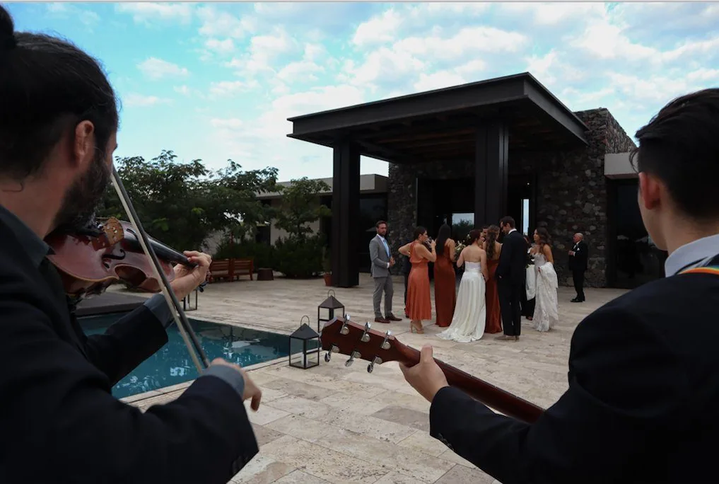 Música acústica en una recepción al aire libre en Mendoza