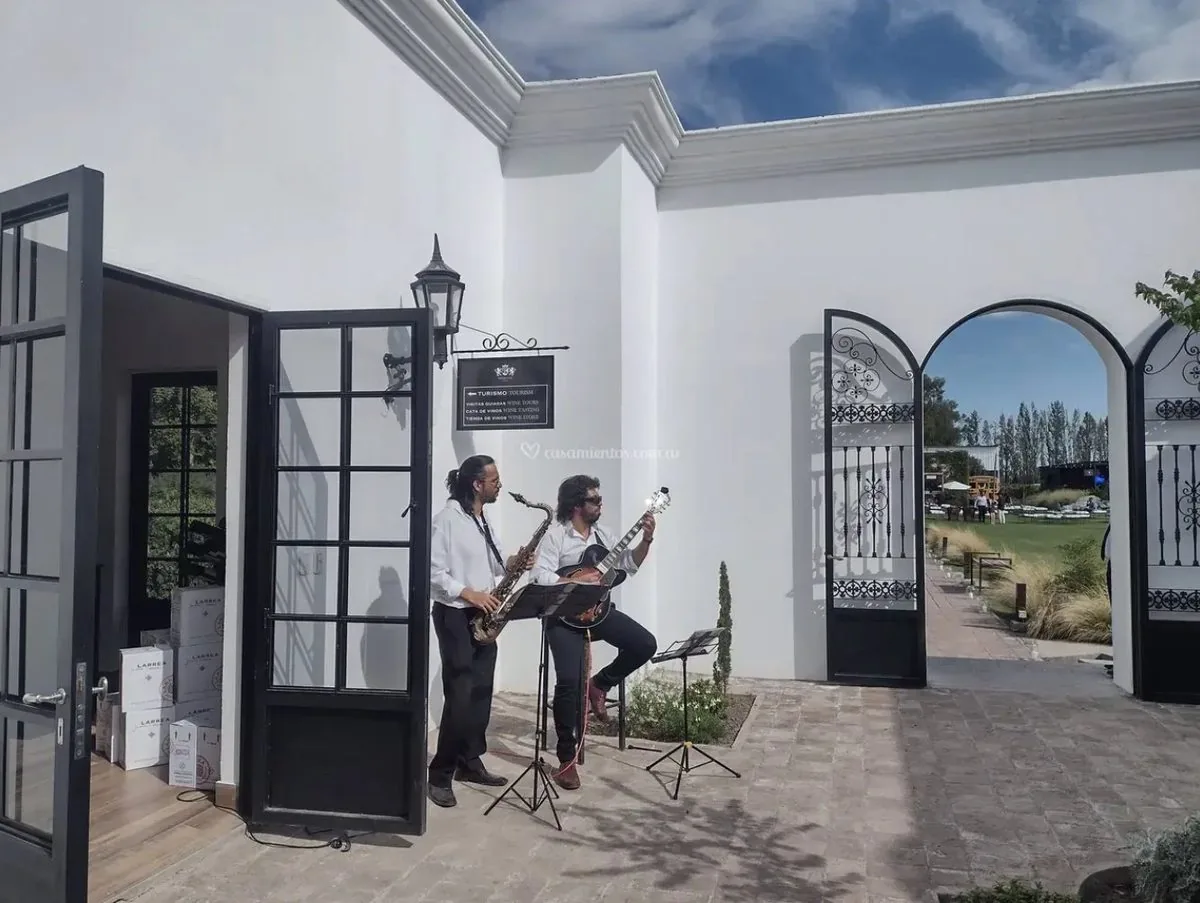 Dúo de jazz tocando en una bodega de Mendoza
